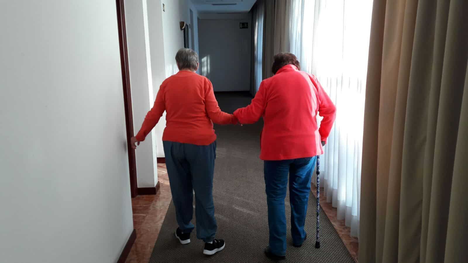 Foto apoyandose