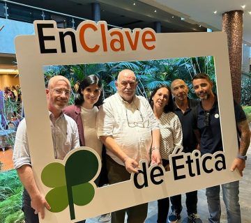 Congreso de Ética  Fotografía de grupo en la que se ve a Irene Yepes junto a otros representantes de la red  Todos sujetan un marco de fotos 