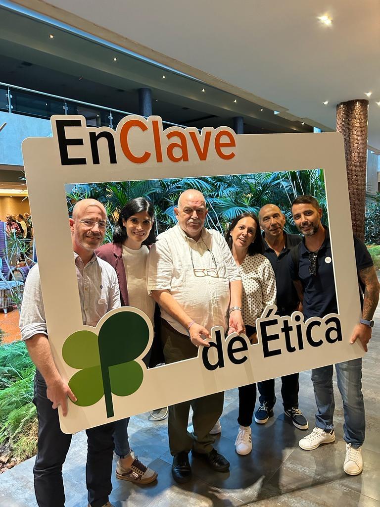 Congreso de Ética  Fotografía de grupo en la que se ve a Irene Yepes junto a otros representantes de la red  Todos sujetan un marco de fotos 