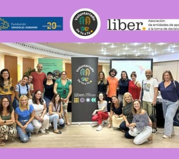 Foto de grupo que contiene el logo Voluntariado de Tú a Tu, Logo de la Fundación Sonsoles Soriano y Logo de Liber 