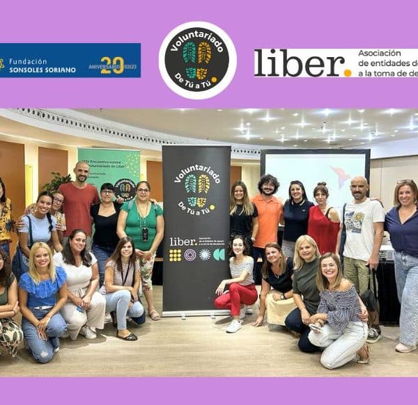 Diseño sin título (3) Foto de grupo que contiene el logo Voluntariado de Tú a Tu, Logo de la Fundación Sonsoles Soriano y Logo de Liber