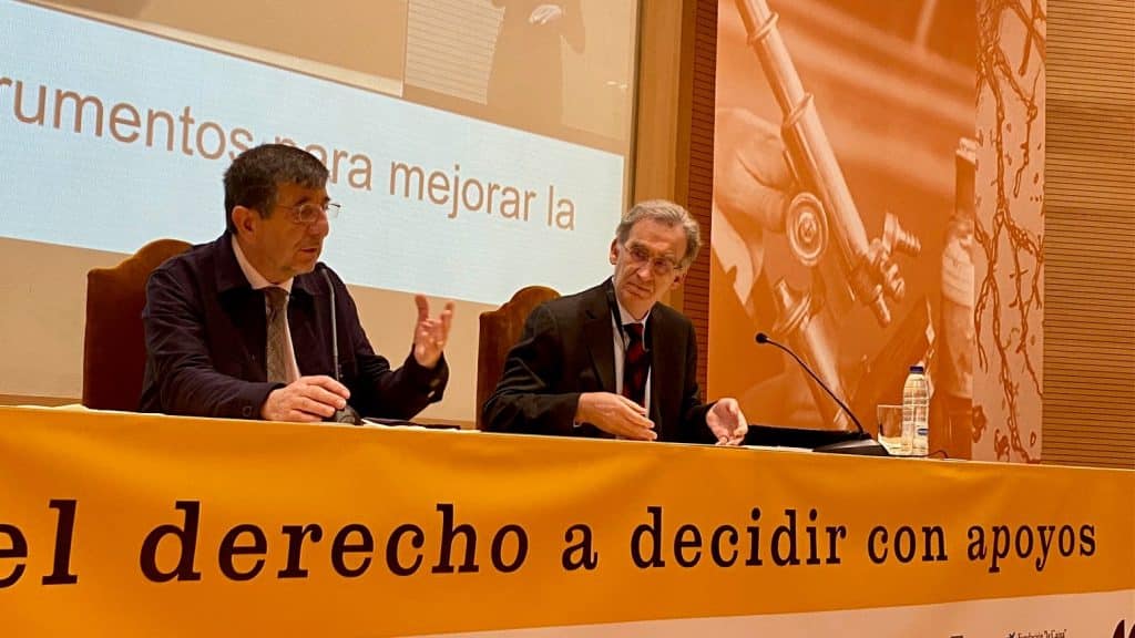 De izquierda a derecha: Torcuato Recover Balboa, abogado, asesor jurídico de Liber y coordinador de la Red de juristas de Plena inclusión, presenta a Ignacio Sancho Gargallo, magistrado del Tribunal Supremo.