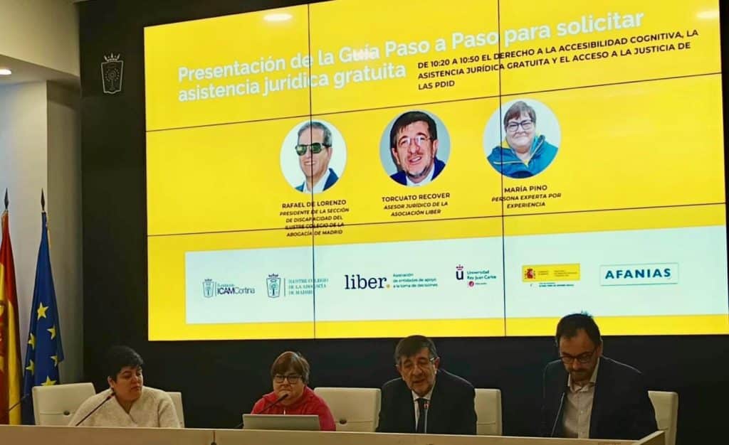 De izquierda a derecha: Maribel Cáceres, técnica de Liber, María Pino, experta por experiencia, Torcuato Recover, abogado y asesor jurídico de Liber, Pedro García, Técnico de Liber 
